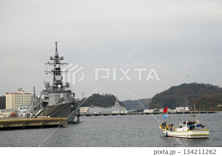護衛艦と漁船との睨み合い 護衛艦と漁船との睨み合い 134211262