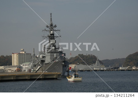 横須賀軍港に停泊する護衛艦   107いかづち 134211264