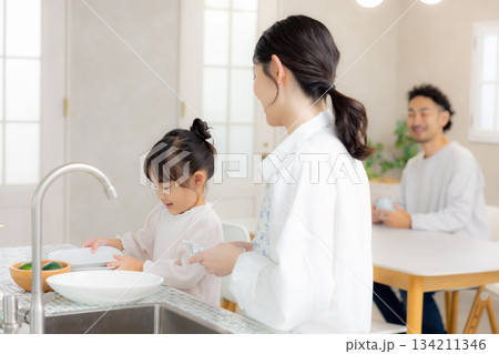 若い家族、親子、子ども、リビング 134211346