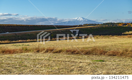 鳥海山と工事中の東北中央自動車道　仮昭和IC付近　2025年11月　山形県 134211475