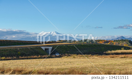 鳥海山と工事中の東北中央自動車道　仮昭和IC付近　2025年11月　山形県 134211511