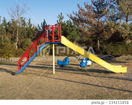 公園の滑り台 134211858