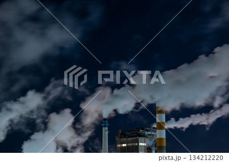 蒸気と煙が描く工場の夜景 蒸気と煙が描く工場の夜景 134212220