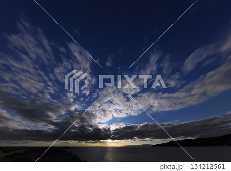 爽やかな青空に多様な雲が広がった夕方の空・冬・超広角・空主体・250213pm 134212561