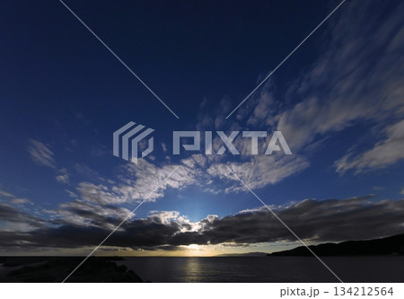 爽やかな青空に多様な雲が広がった夕方の空・冬・超広角・空主体・250213pm 爽やかな青空に多様な雲が広がった夕方の空・冬・超広角・空主体・250213pm 134212564