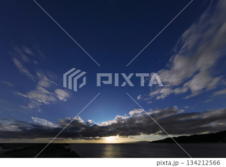 爽やかな青空に多様な雲が広がった夕方の空・冬・超広角・空主体・250213pm 爽やかな青空に多様な雲が広がった夕方の空・冬・超広角・空主体・250213pm 134212566