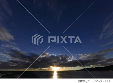 爽やかな青空に多様な雲が広がった夕方の空・冬・超広角・空主体・250213pm 134212571