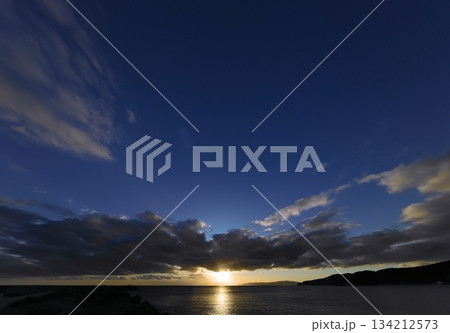 爽やかな青空に多様な雲が広がった夕方の空・冬・超広角・空主体・250213pm 爽やかな青空に多様な雲が広がった夕方の空・冬・超広角・空主体・250213pm 134212573