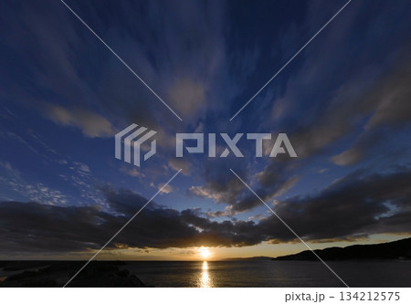 爽やかな青空に多様な雲が広がった夕方の空・冬・超広角・空主体・250213pm 爽やかな青空に多様な雲が広がった夕方の空・冬・超広角・空主体・250213pm 134212575