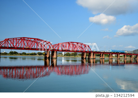 紀ノ川橋梁を走るめでたい電車(南海電鉄) 【和歌山県和歌山市】 紀ノ川橋梁を走るめでたい電車(南海電鉄) 【和歌山県和歌山市】 134212594