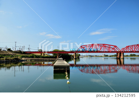 紀ノ川橋梁を走るめでたい電車(南海電鉄)　【和歌山県和歌山市】 134212595