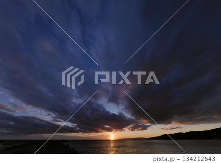 爽やかな青空に多様な雲が広がった夕空・冬・超広角・空主体・250213pm 134212643