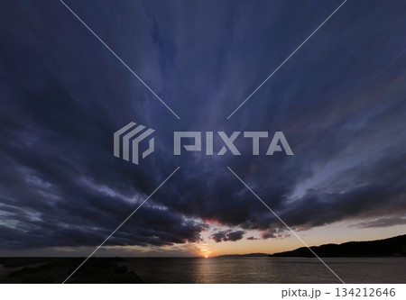 爽やかな青空に多様な雲が広がった夕空・冬・超広角・空主体・250213pm 爽やかな青空に多様な雲が広がった夕空・冬・超広角・空主体・250213pm 134212646