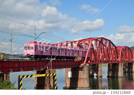 紀ノ川橋梁を走るめでたい電車(南海電鉄)　【和歌山県和歌山市】 134212660