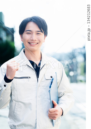作業着を着た男性 134212683