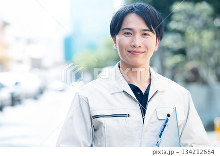 作業着を着た男性 134212684