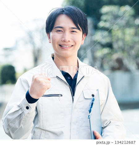 作業着を着た男性 134212687