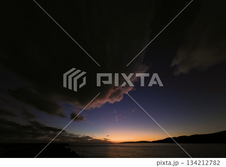 多様な雲が広がった夕暮れの空・冬・超広角・空主体・250213pm 多様な雲が広がった夕暮れの空・冬・超広角・空主体・250213pm 134212782