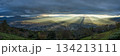 秩父の街と山並みに差し込む秋の光芒パノラマ風景（天使の梯子/Crepuscular rays） 134213111