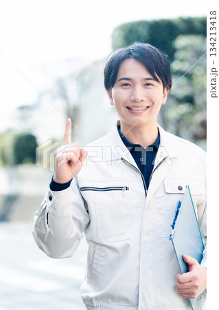 作業着を着た男性 作業着を着た男性 134213418