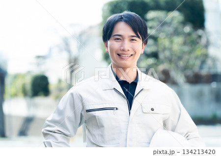 作業着を着た男性 134213420