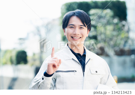 作業着を着た男性 作業着を着た男性 134213423