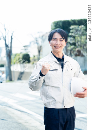 作業着を着た男性 134213425