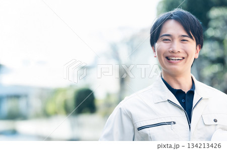作業着を着た男性 134213426