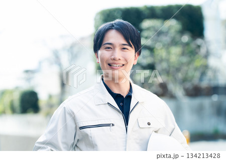 作業着を着た男性 134213428