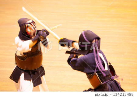 武道である剣道の試合 武道である剣道の試合 134213489