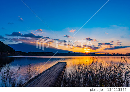 【静岡県】秋の田貫湖　日の出 134213555
