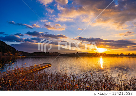 【静岡県】秋の田貫湖　日の出 134213558
