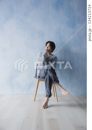 部屋でリラックスする男性　 134213724