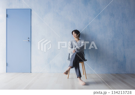 部屋でリラックスする男性　 134213728
