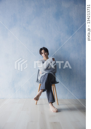 部屋でリラックスする男性　 134213731