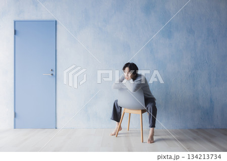 部屋でリラックスする男性　 134213734