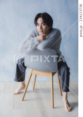 部屋でリラックスする男性 部屋でリラックスする男性 134213736