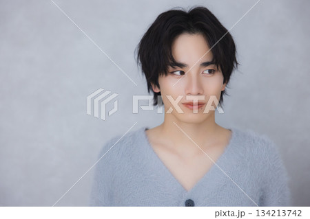 若い男性のポートレート　　 134213742