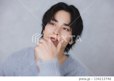 若い男性のポートレート　　 134213748