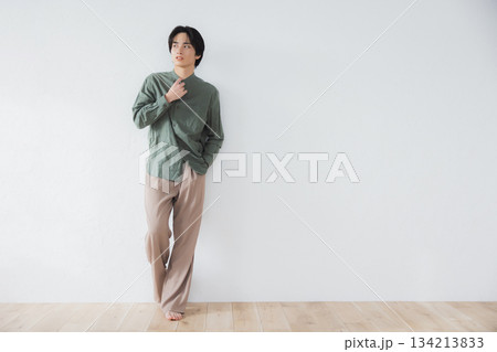 壁に寄りかかって立っている男性 壁に寄りかかって立っている男性 134213833