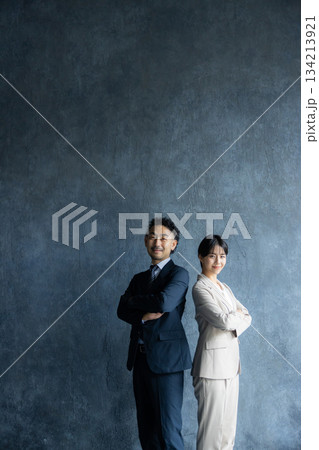 ガッツポーズをするビジネスマン 134213921