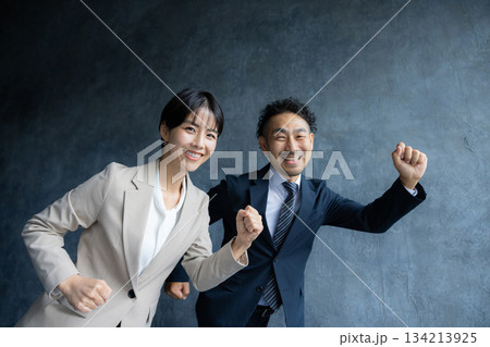 ガッツポーズをするビジネスマン 134213925