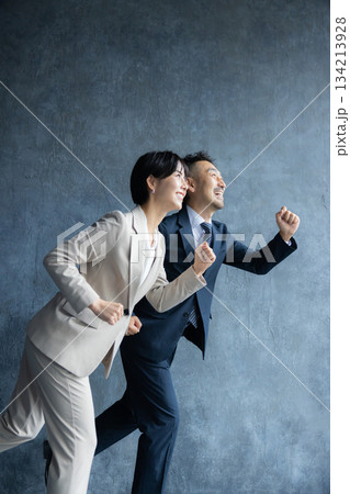 ガッツポーズをするビジネスマン 134213928