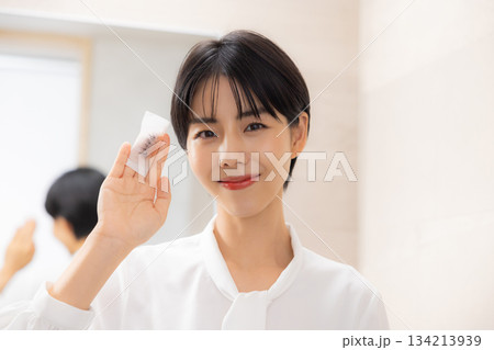 ガッツポーズをするビジネスマン 134213939