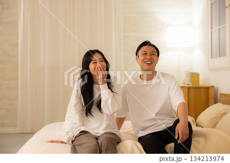 寝室で会話する夫婦　 134213974