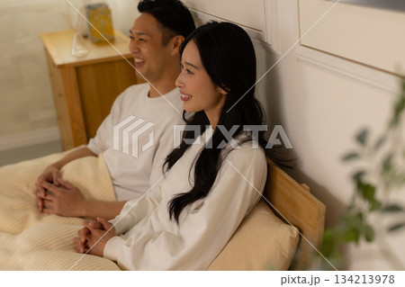寝室で会話する夫婦　 134213978