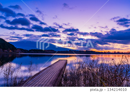 【静岡県】秋の田貫湖 朝焼けの空と富士山 【静岡県】秋の田貫湖 朝焼けの空と富士山 134214010