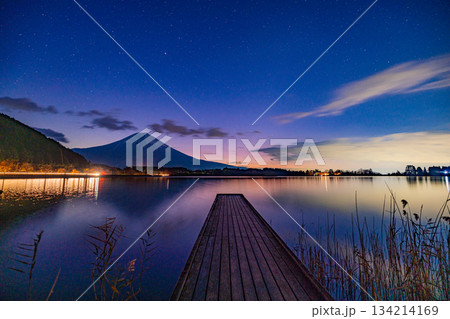 【静岡県】秋の田貫湖・湖畔の情景と富士山 夜明け前 【静岡県】秋の田貫湖・湖畔の情景と富士山 夜明け前 134214169