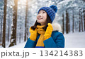 雪が降った森で笑顔の女性 134214383