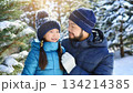 雪の森にいる父親と娘 134214385